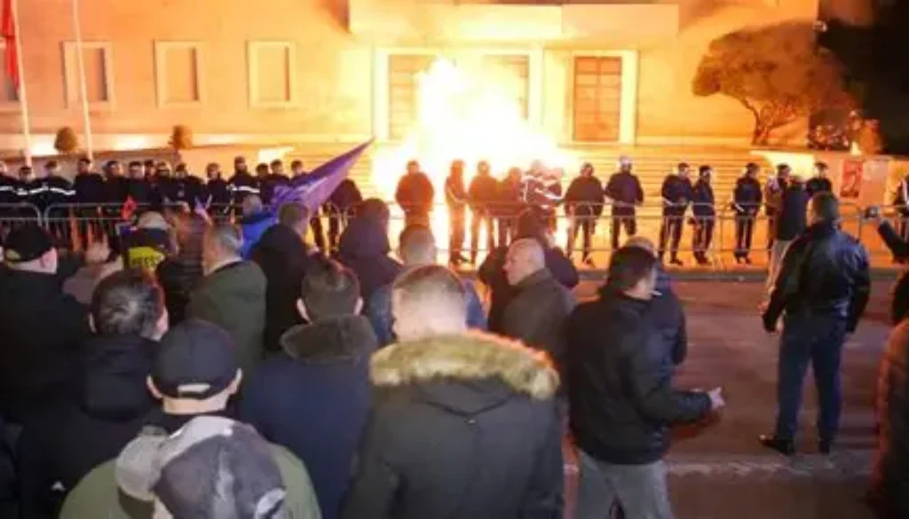 Demo Mahasiswa Albania Ricuh, Gedung Pendidikan Diserang