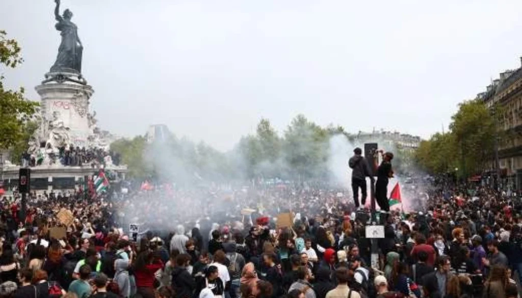 Emmanuel Macron mengancam melarang demonstrasi di Prancis setelah kerusuhan dan penjarahan. Pemerintah memperketat keamanan menjelang akhir pekan.