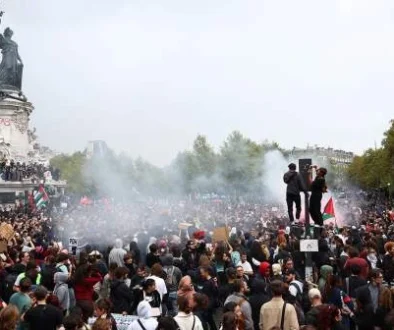 Emmanuel Macron mengancam melarang demonstrasi di Prancis setelah kerusuhan dan penjarahan. Pemerintah memperketat keamanan menjelang akhir pekan.