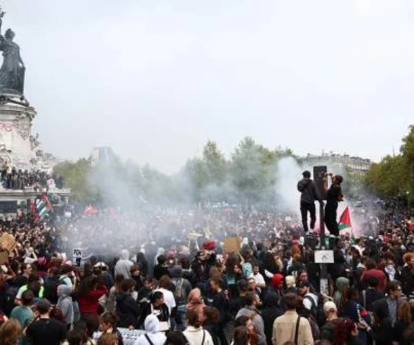 Emmanuel Macron mengancam melarang demonstrasi di Prancis setelah kerusuhan dan penjarahan. Pemerintah memperketat keamanan menjelang akhir pekan.